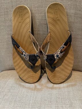 Sperry Tan Footbed Floral-Pattern Navy Strap Women's Flip Flops sz10